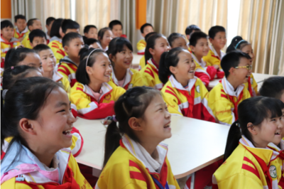 直播間里學(xué)甲骨文 陌陌直播公益課為鄉(xiāng)村孩子打開求知新世界